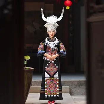 Miao suknelė, sijonas Xiangxi Miao Tujia tautinių mažumų Kinijos Liaudies Šokių Scenoje ir Šokio Dėvėti moterims fotosesiją Kelionės kulka